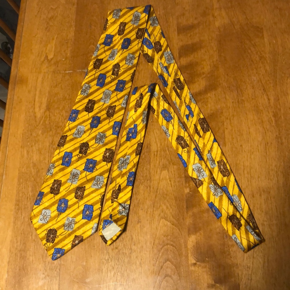 Fumagalli’s Italian silk tie.